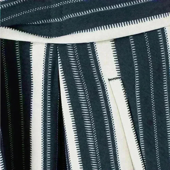 NWT - H&M Fitted Shorts - Dark Blue Striped - High Waisted - Women’s Size 10 - Picture 2 of 5